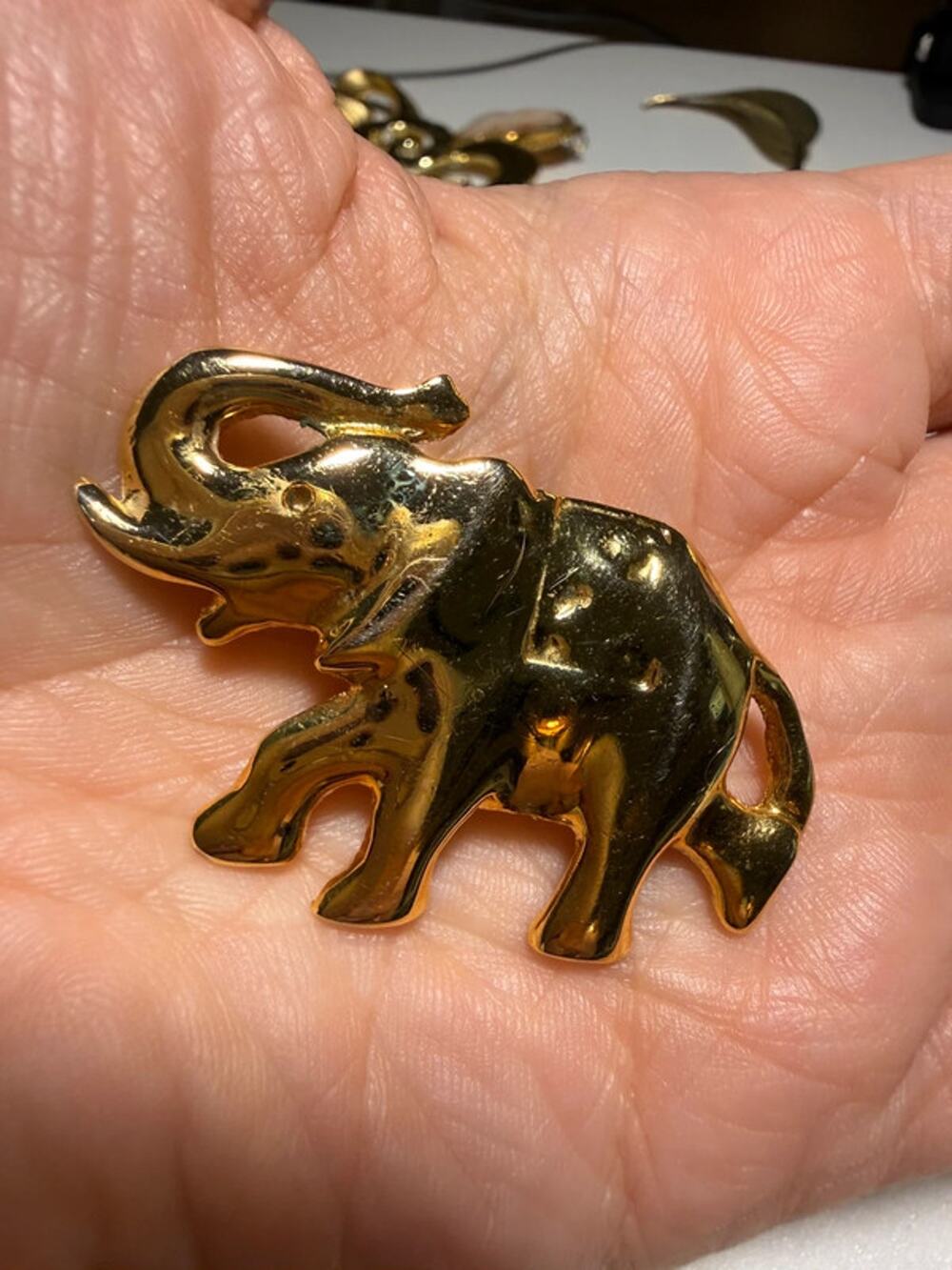 Vintage gold tone elephant brooch 1.75”